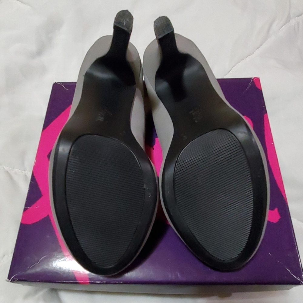 Shoes - Picture 3 of 8